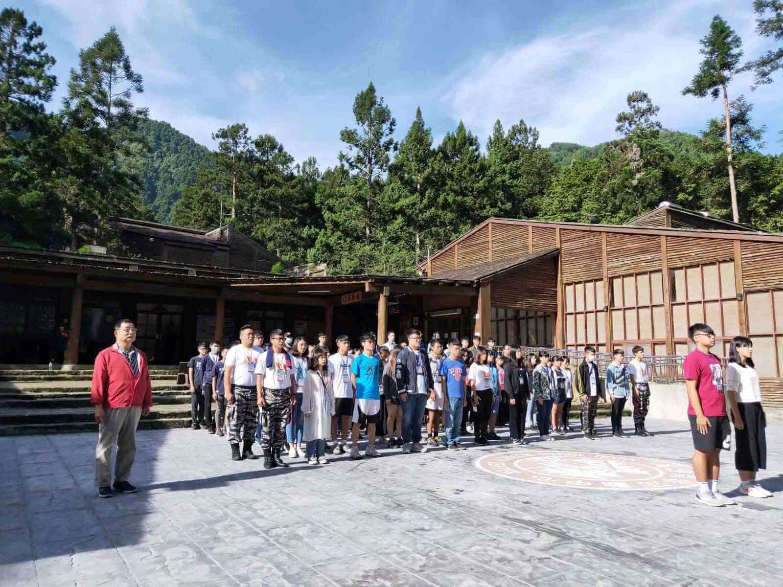漢寶德在溪頭青年活動中心進口處設置一個石砌的大廣場,採在地石頭鋪地,用當地的杉木砌牆,塑造一種接近自然的氛圍