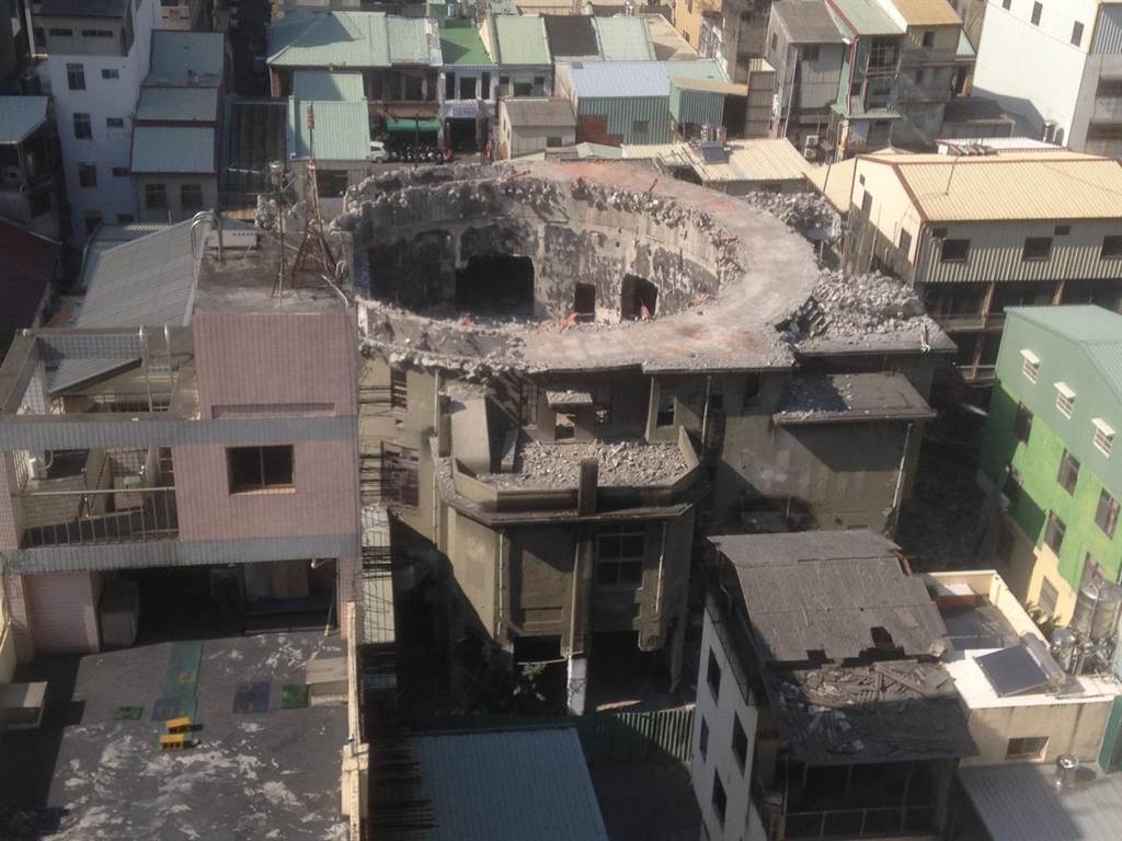 中市「天外天劇場」，所有權人未取得建築許可，2021年搶進強拆。（資料照片）