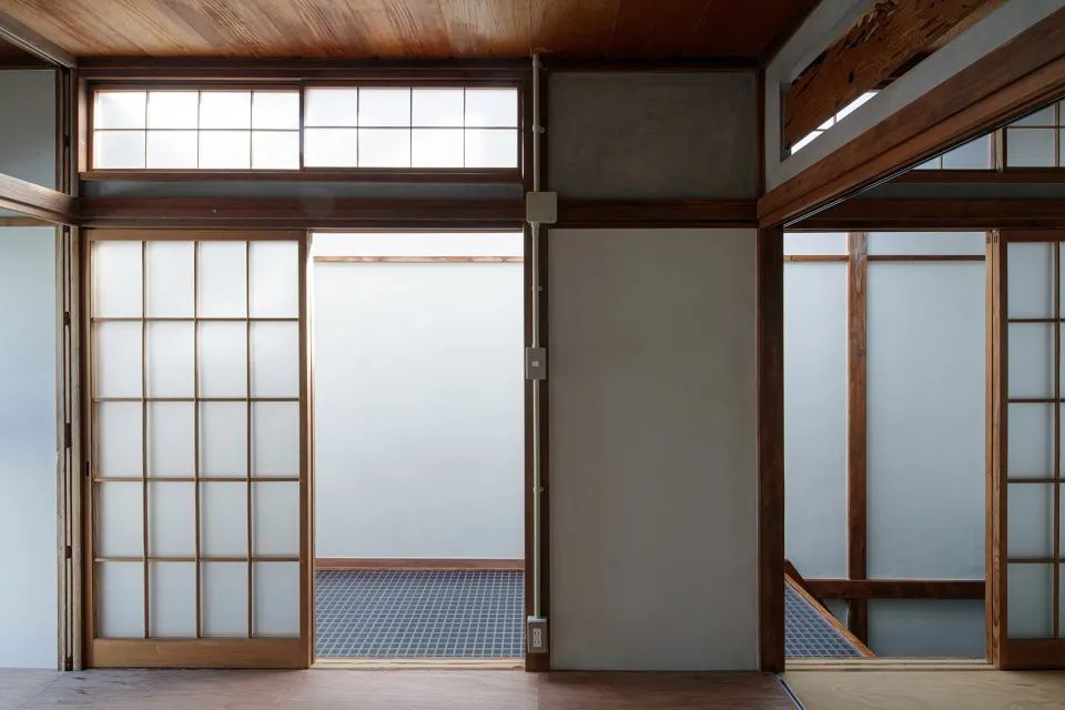 房間望向走廊 Tokyo House 東京木構造一戶建私人住宅目黒本町の家／ROOVICE