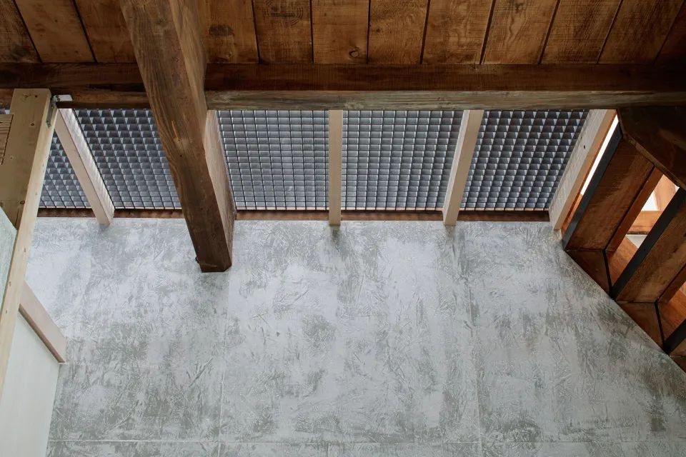 走廊地面使用了FRP材質格柵，便於光線射入一樓 Tokyo House 東京木構造一戶建私人住宅目黒本町の家／ROOVICE