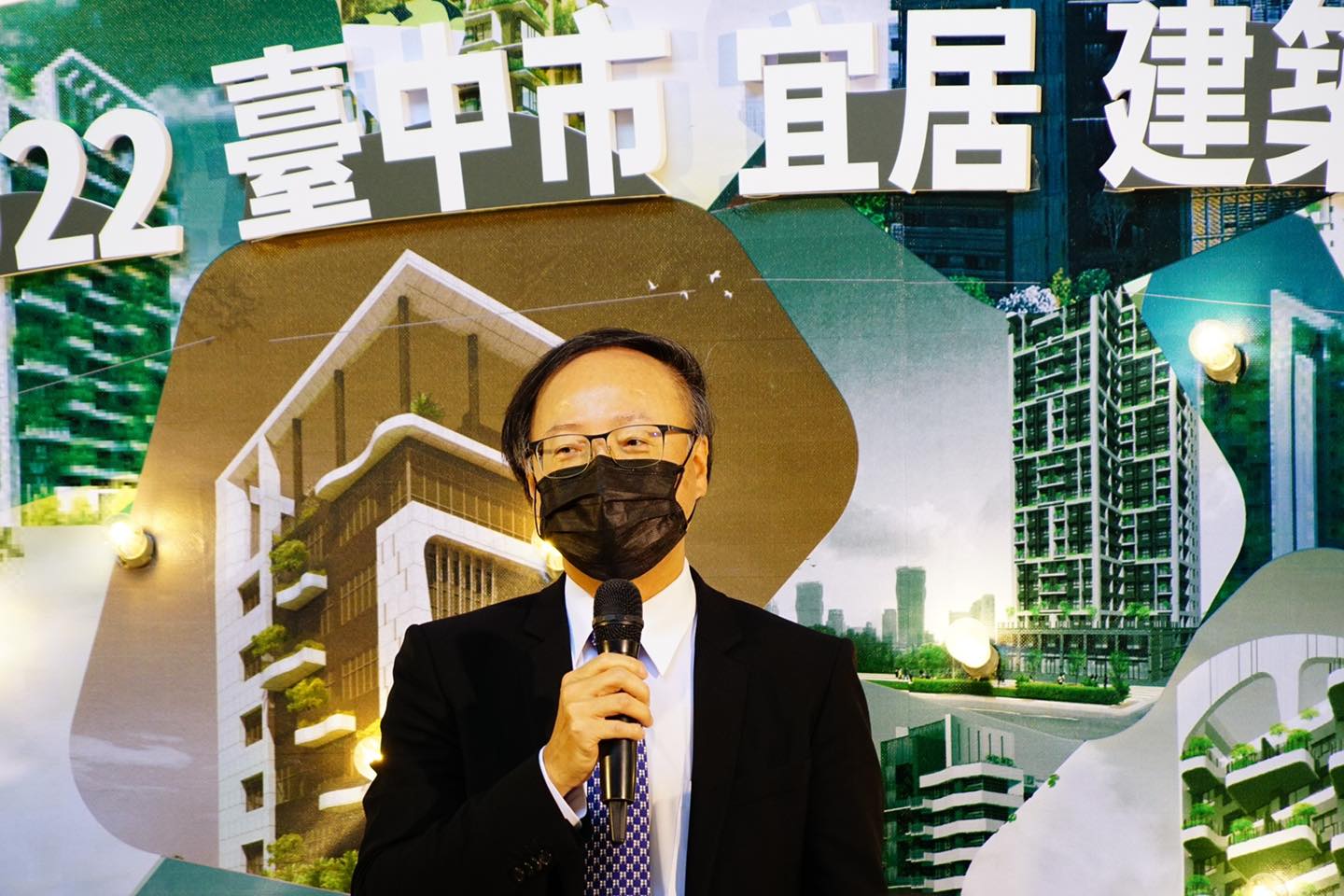 台中市宜居建築三周年成果展開幕,台中市建築師公會理事長黃郁文參與開幕
