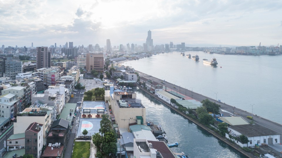 高雄港與涼涼海之濱鳥瞰圖 高雄涼涼海之濱 社區活動廣場 籃球場／一起設計 辜達齊、陳佑中、邱承漢