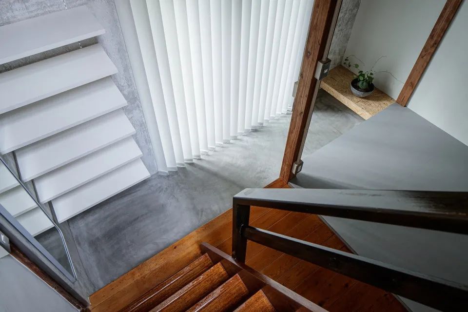 樓梯平台重貼了原先位於房屋二樓的木地板