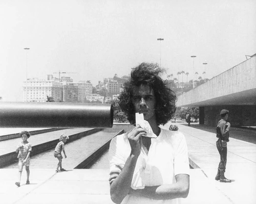 Cildo Meireles in front of the Monument to the Unknown Soldier, Rio de Janeiro 1974 ， Photo: Luiz Alphonsus