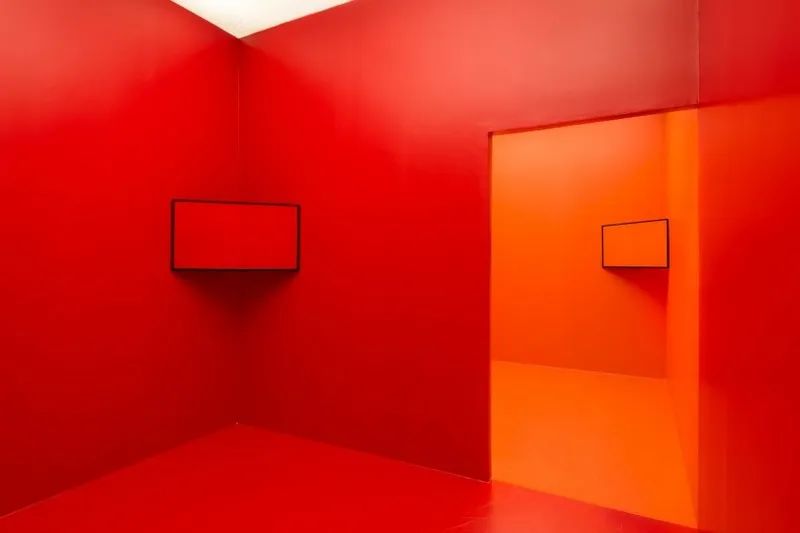 Pling Pling／Cildo Meireles：由一系列相鄰的房間構成，每個房間分別塗成不同顏色，同時配上一個互補色的小螢幕，當觀眾穿梭其間，明亮的飽和色會帶來豐富多樣的感官體驗。