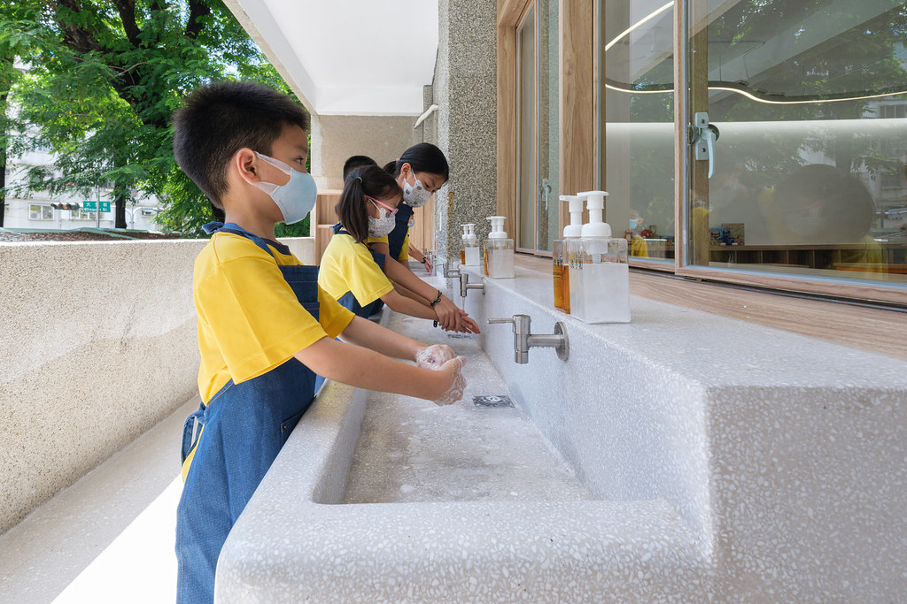 Wonderland小食光,臺中市忠孝國民小學食農教育教室/office aaa究境聯合建築師事務所 後陽台整合洗滌及清潔用具的收納空間