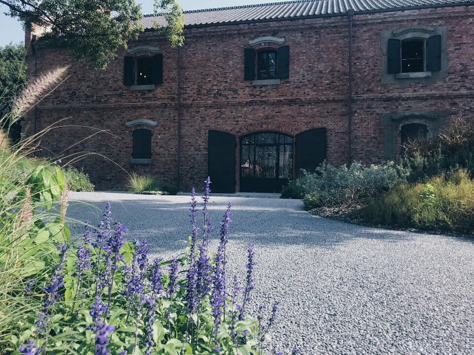 鋪面在視覺上作為空間低調的背景，以突現歷史建築的色彩 台北市西區門戶計畫，三井倉庫歷史建築景觀設計／吳書原 太研規劃設計