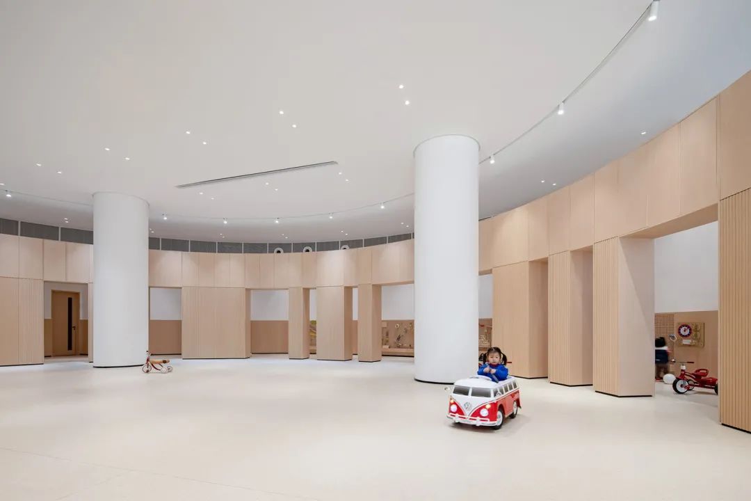大廳以圓形配置展開 寧波綺朵幼兒園室內設計 Kido School/REAL建築事務所