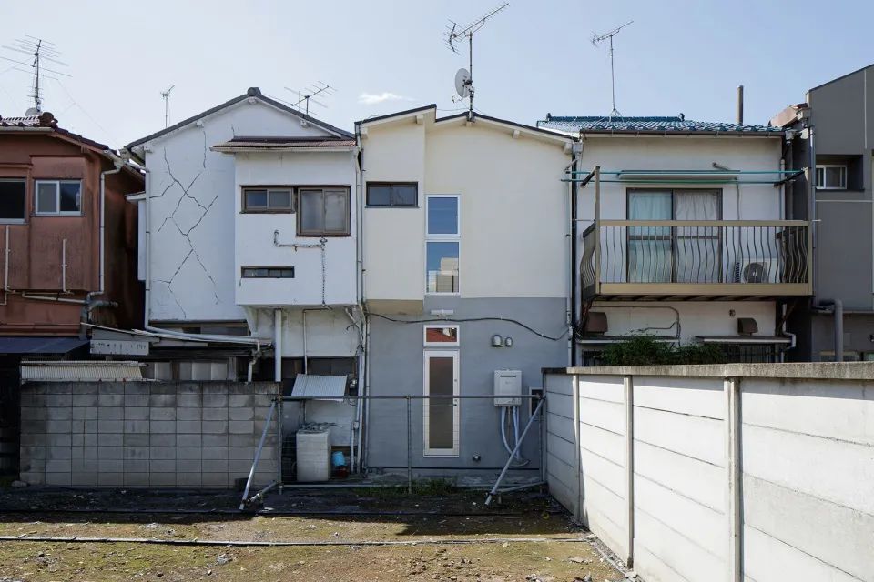 目黒本町の家位於東京市目黑區的商業街，是一座半獨立的雙層住宅，與另外三座彼此相鄰的住宅共同構成了街區的一部分