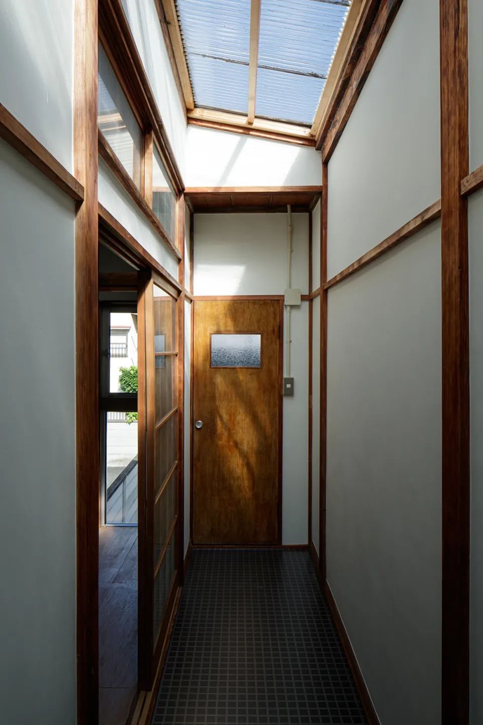 帶天窗的走廊 Tokyo House 東京木構造一戶建私人住宅目黒本町の家／ROOVICE