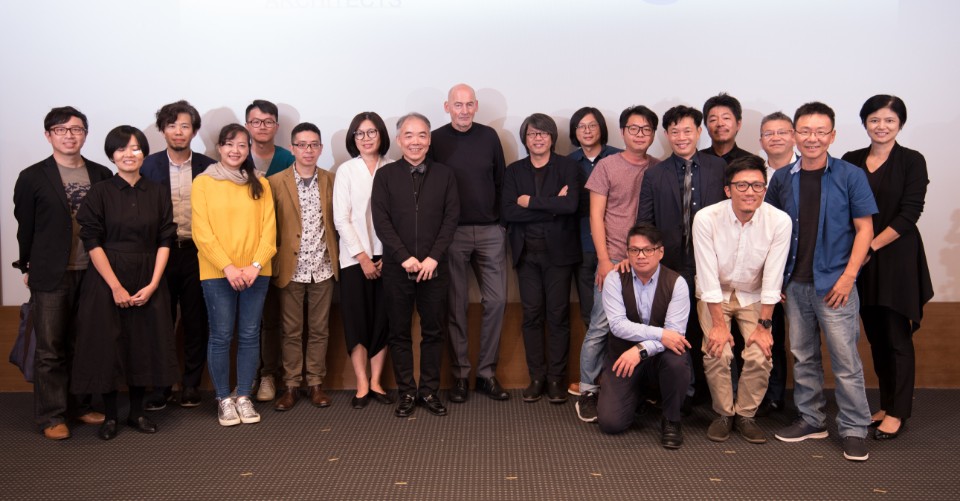 雷姆‧庫哈斯(Rem Koolhaas)與ADA建築新銳獎得主及評審委員合影