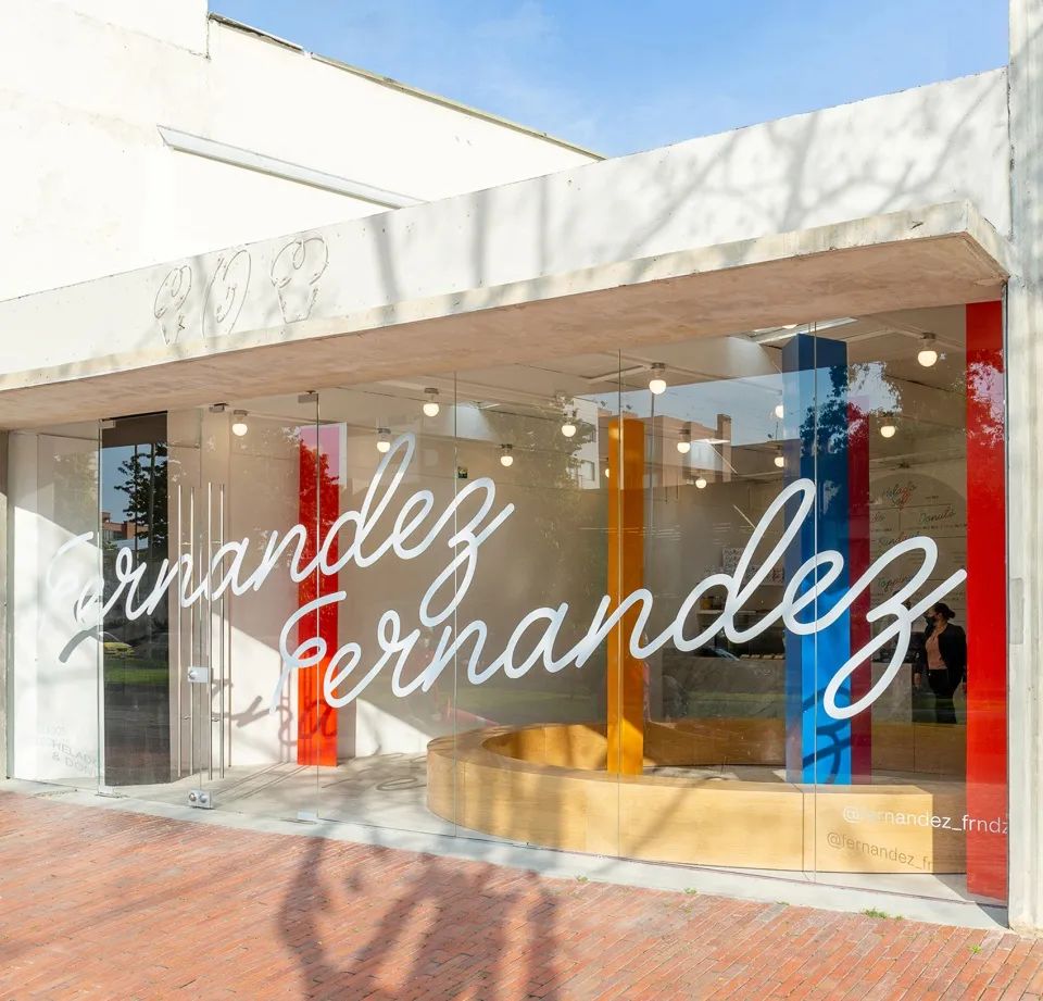 沿街面使用大片落地玻璃 哥倫比亞波哥大冰淇淋快閃店Fernandez Fernandez/Studio Cadena
