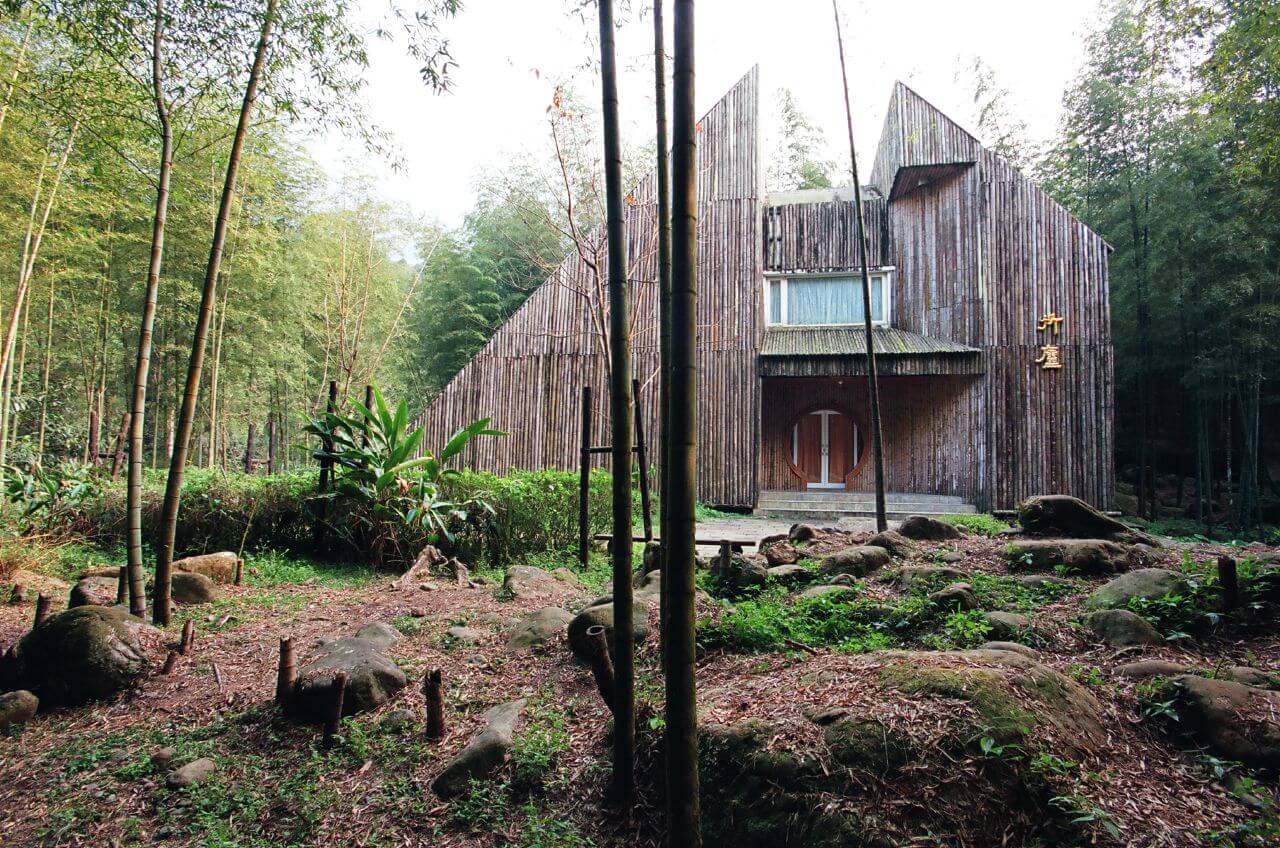 陳邁建築師在溪頭實驗林場最美的孟宗竹林裡靠近山谷邊建了一座「竹廬」,有人誤以為是漢寶德建築師的設計