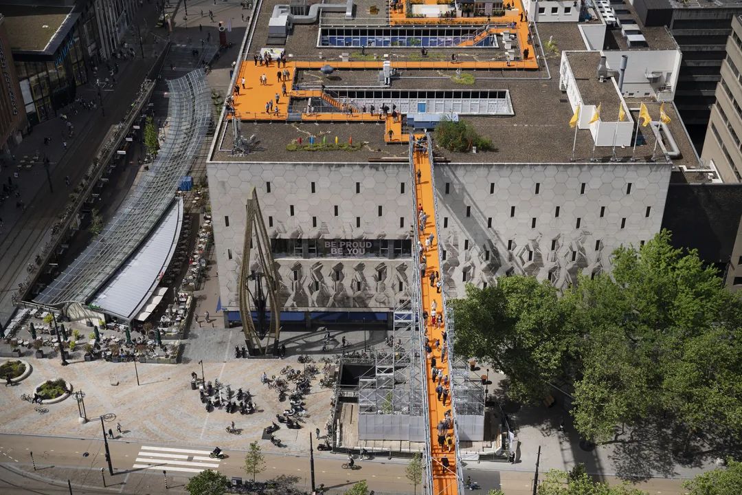 亮橘色的鹿特丹屋頂漫步道長度為600公尺，將持續一個月為人們提供城市獨特景觀，在展覽期間，藝術家、設計師和建築師們展示了有效利用屋頂進行綠化、儲水、產生食物及能源的可行性。