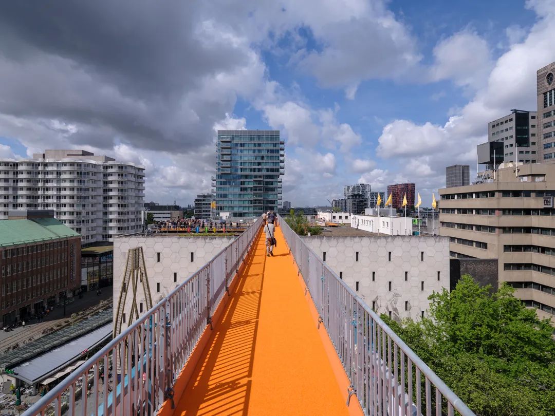 臨時建築裝置由鹿特丹屋頂日(Rotterdam Rooftop Days)發起,概念和設計是與MVRDV共同開發。