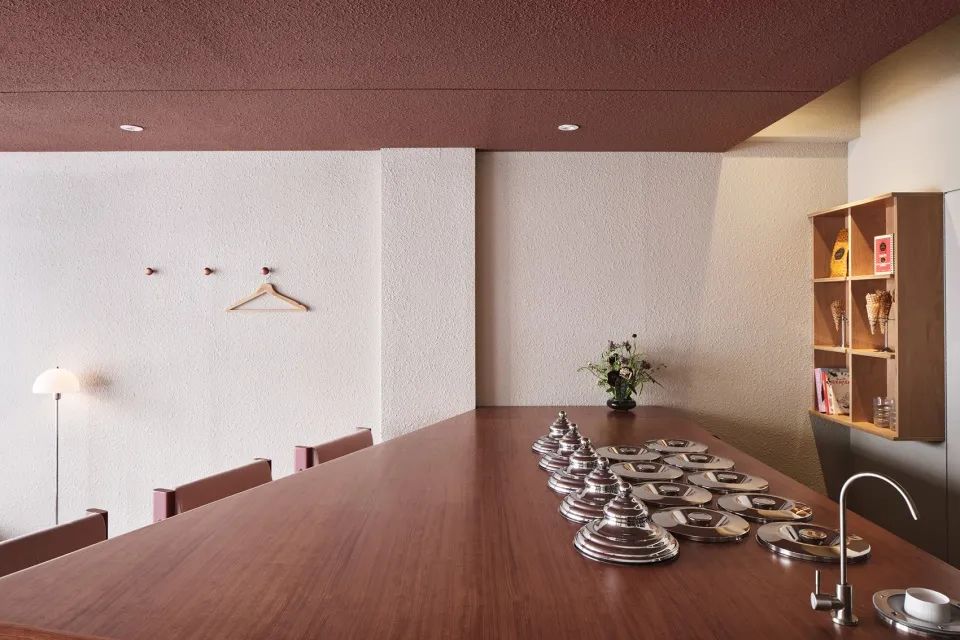 室內材料與色調同既有建築保持一致 首爾冰淇淋兼咖啡店PINOCCHIO Gelato and Coffee Shop/WARP AND WOOF