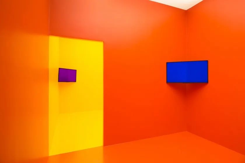 Pling Pling／Cildo Meireles：由一系列相鄰的房間構成，每個房間分別塗成不同顏色，同時配上一個互補色的小螢幕，當觀眾穿梭其間，明亮的飽和色會帶來豐富多樣的感官體驗。