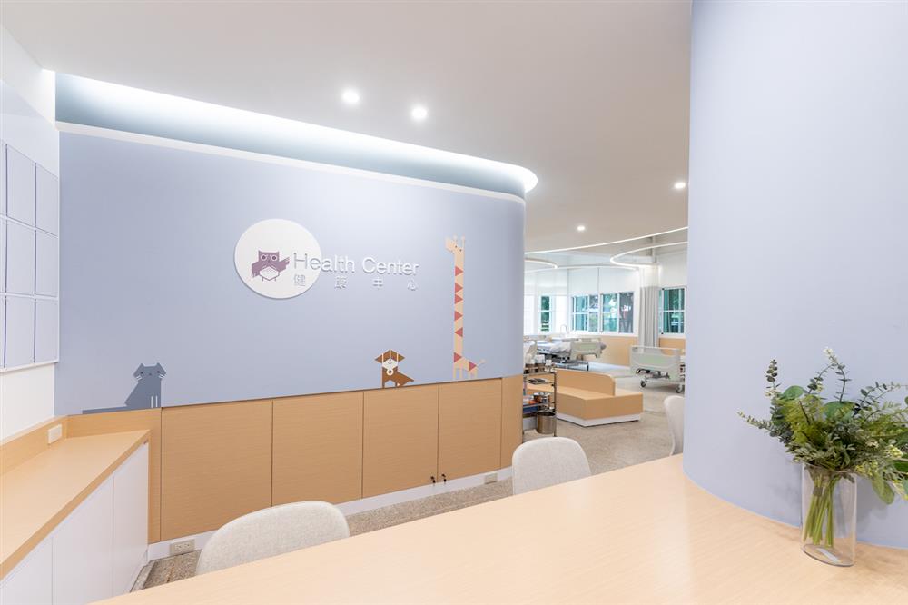 台北仁愛國小健康中心改造後，櫃檯後方牆面內就是哺乳、更衣區