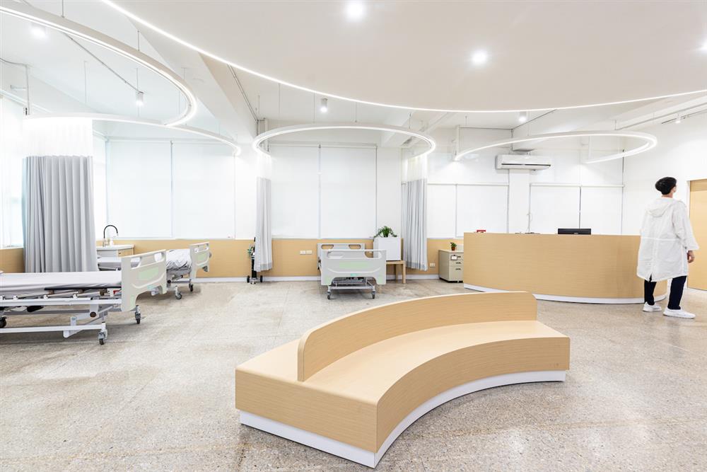 弧形座椅底部設有可推拉式的置放區域 傷患處理處 改造台北仁愛國小健康中心／MisoSoupDesign