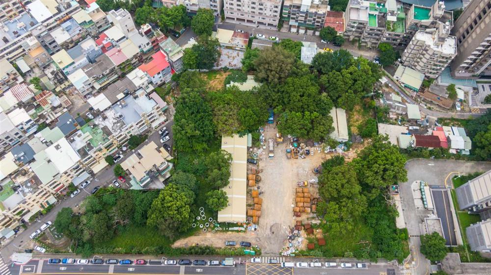 「建功安居」基地原屬國防部營區、庫房、餐廳,報廢後閒置許久,在社宅計畫下拆除重建。