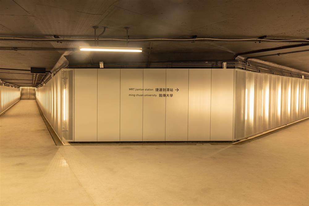 北藝連通道可通往捷運劍潭站一號出口、士林夜市、中山北路,除有效舒緩看完表演後的人潮,也將士林商圈連結起來。