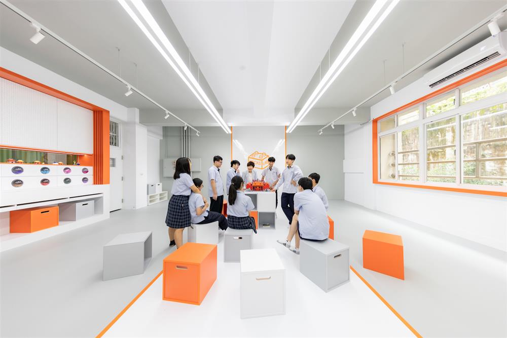 3+2 Design Studio在空間中融入許多強調學生創意的設計巧思,模組化的方塊椅可轉換成教學、展覽及講座模式