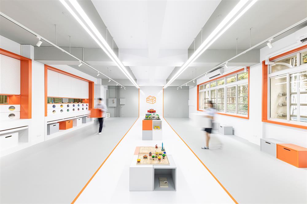 3+2 Design Studio將鐵窗拆除,讓空間亮起來,模組化的方塊椅可延伸為展台