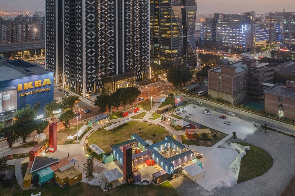 集盒kubic貨櫃市集入口位於南側,「高雄水水」在基地西北側,除有效利用邊陲空間,也增加遊客穿越市集的機會,活化全區。