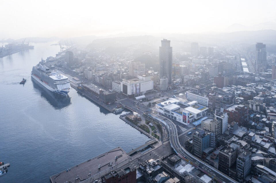 基隆東岸廣場計畫不僅是舊建築改造,更是一個都市空間的再生重塑。東岸廣場位於田寮河與港埠水域空間之交會,具有開闊展望之視野,是進港之首要都市意象