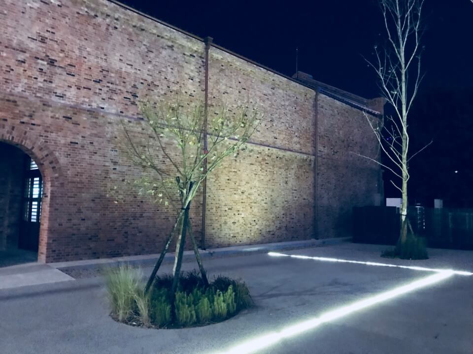 夜晚將至，空氣的沉靜，帶出漫射於廣場上的線性燈光 台北市西區門戶計畫，三井倉庫歷史建築景觀設計／吳書原 太研規劃設計