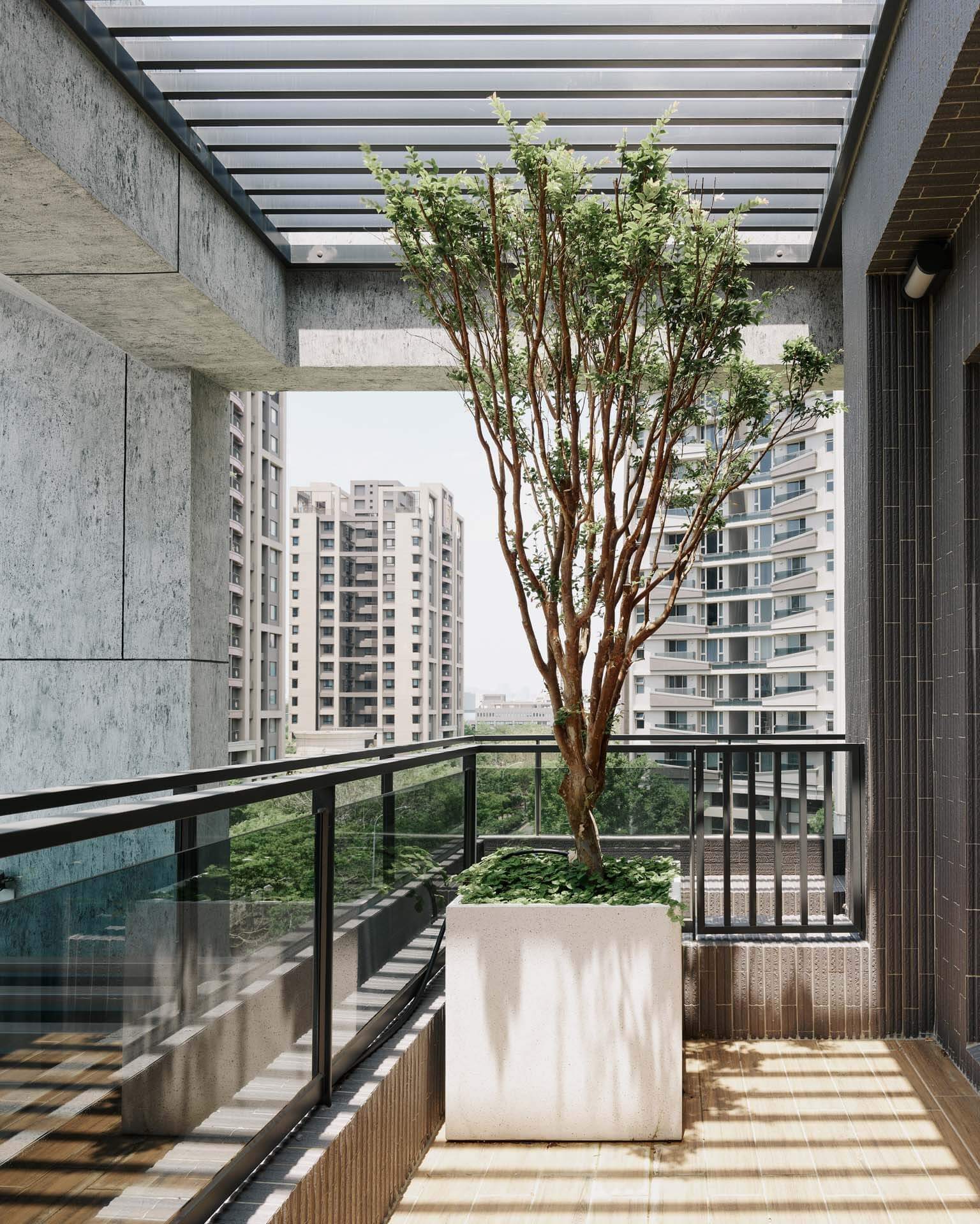 住宅單元陽台 鉅璽建設建案台中南屯透天別墅鉅璽鉅砌／魏相曄 尋樸建築師事務所