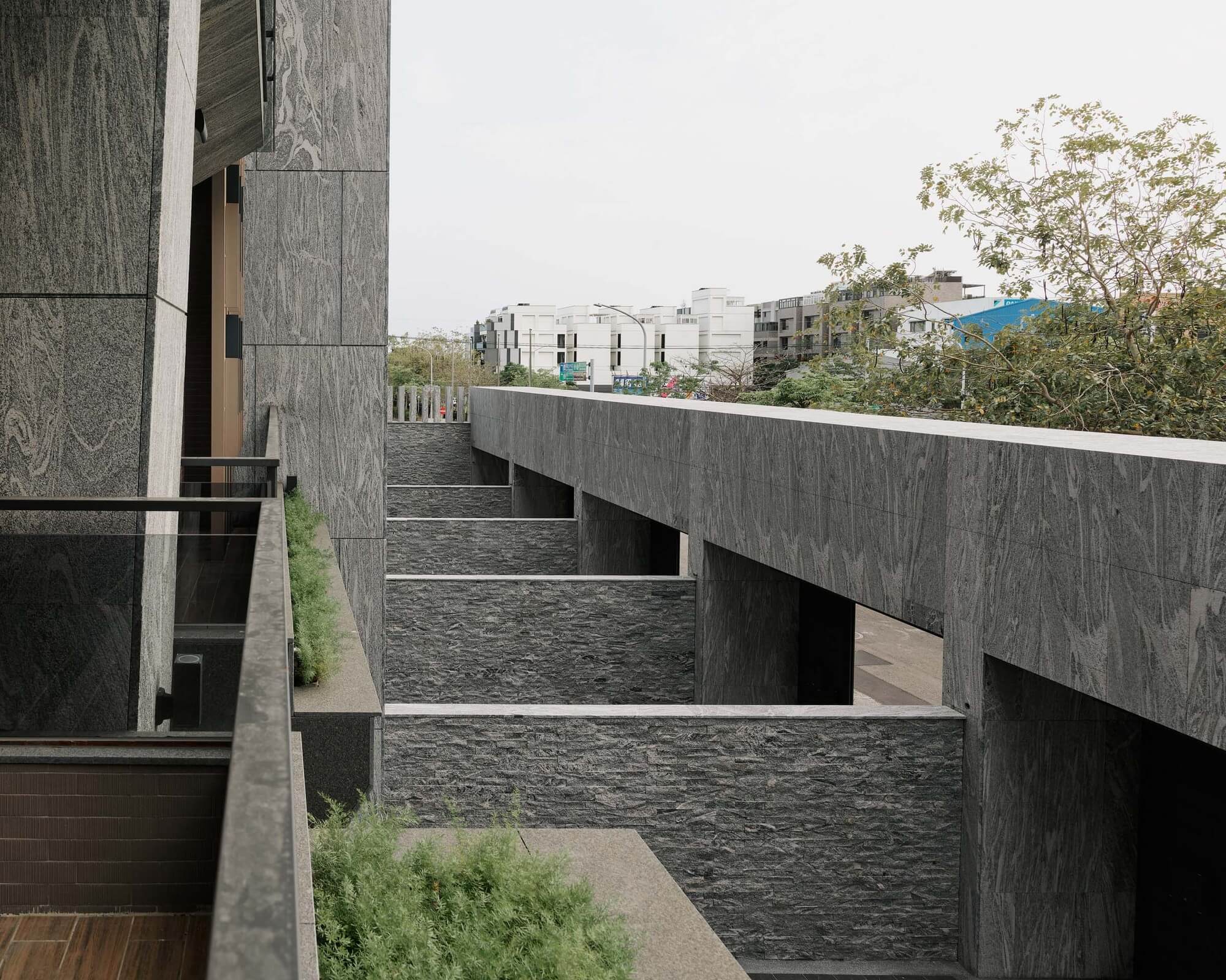 鉅璽建設建案台中南屯透天別墅鉅璽鉅砌／魏相曄 尋樸建築師事務所