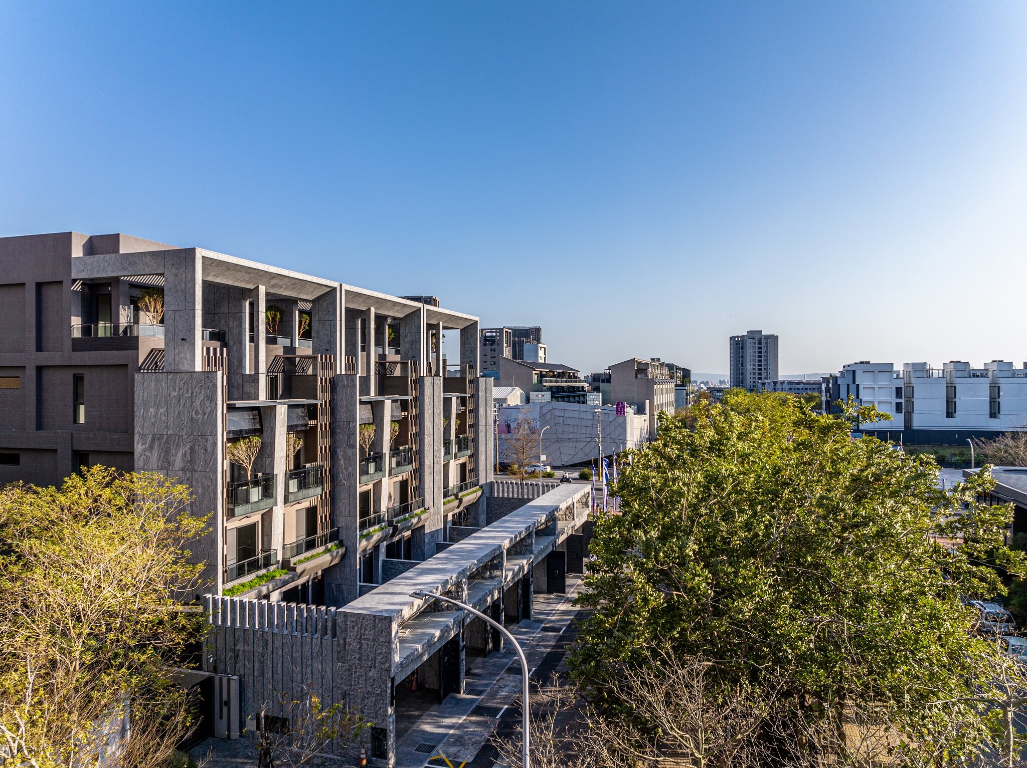 「鉅璽鉅砌」基地面向一片鬱鬱蔥蔥的綠園道，鉅璽建設台中首發案「鉅璽鉅砌」興建六戶住宅，看準台中市單元二豪墅聚落對豪客的吸引力，主打「高岩質藝墅」，標榜為區域內最高70%崗石立面建築，堪稱單元二最名符其「石」的人文藝墅