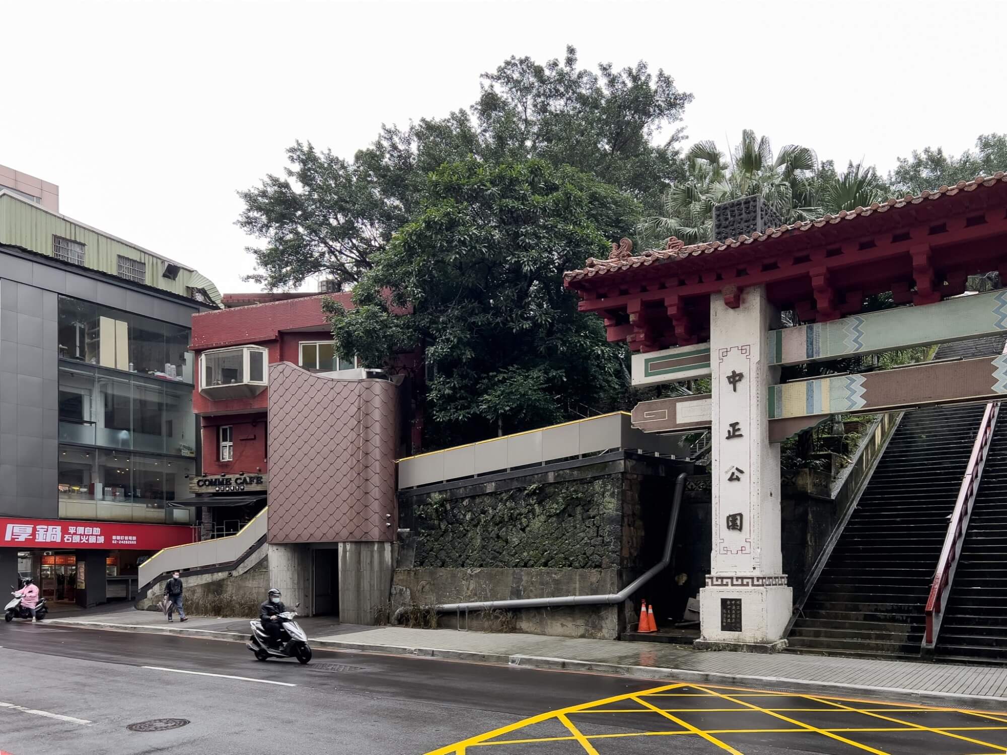 基隆信二路防空洞5.jpeg 工二建築改造防空洞,以近四層樓高電梯直達中正公園,連接地面層與公園忠烈祠平台