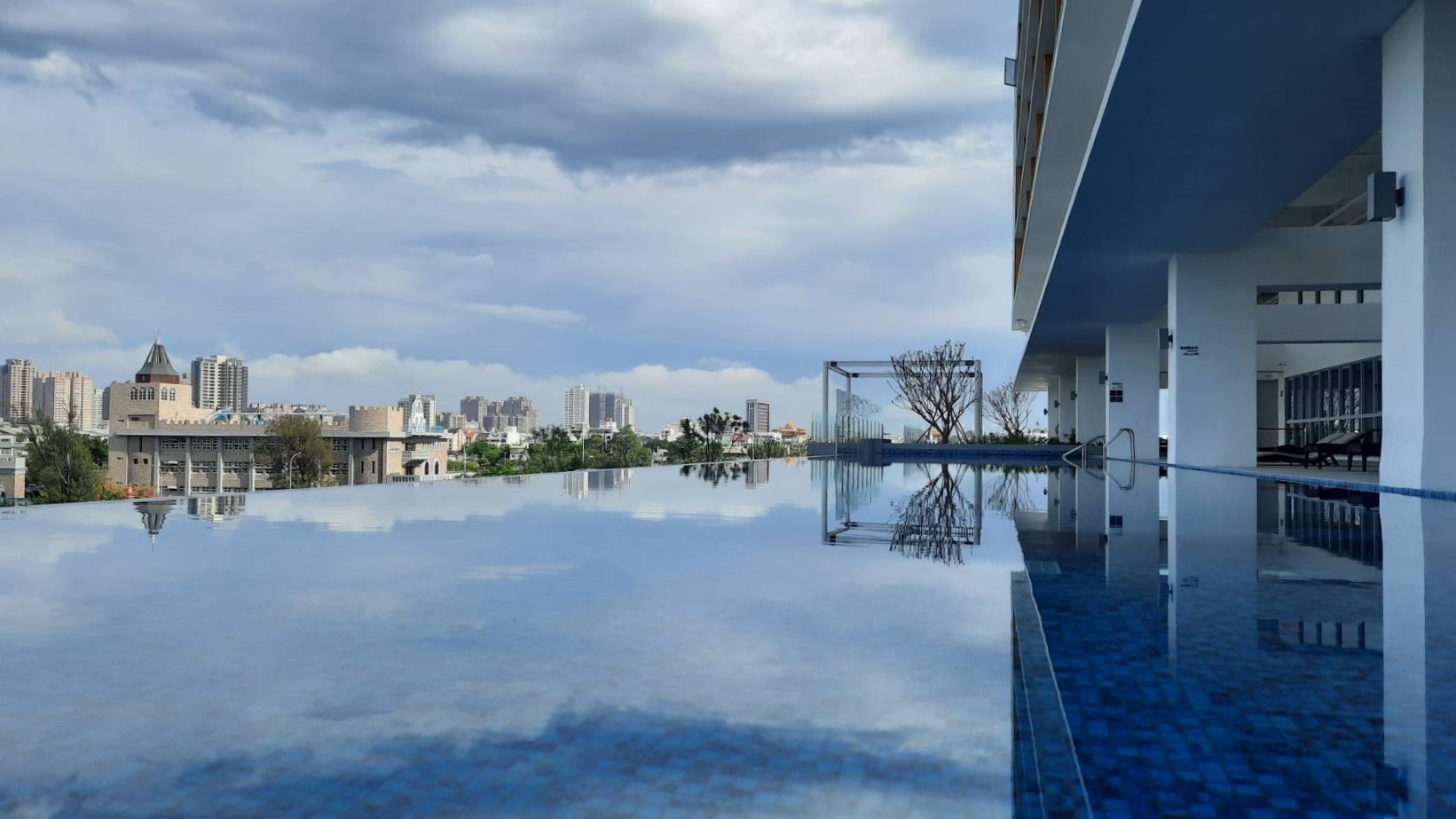 福爾摩沙遊艇酒店擁有台南唯一的「高樓無邊際游泳池」，住客可在躺椅上沐浴日光、眺望水景灣