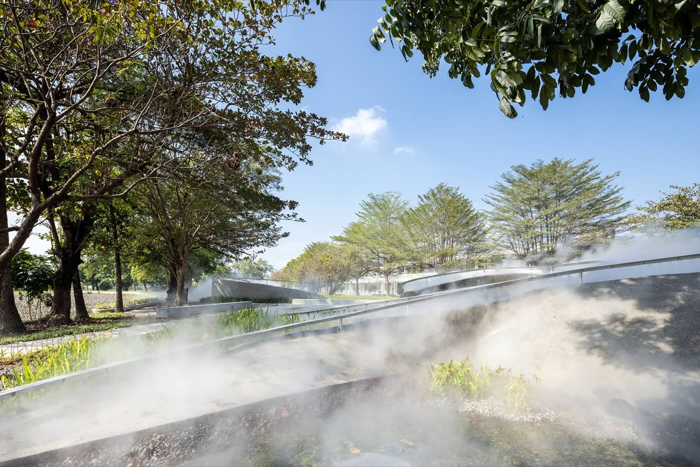 辜達齊說明：南華微光反轉廢棄小學，創造共融互動的遊憩地景，以熱帶植物與自然景觀等元素置入翻轉場域，成為屏東地區農業數位科技化的教育創新與創業基地。特別利用基地退縮，在不縮減車道原則下，創造省道旁的行人環境空間，與順應著鳳梨田的阡陌紋理，翻摺出大武山脈陵線的想像空間整合在一起，賦予廢棄校園新生命。