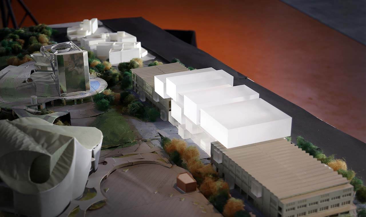 響應新竹城市美學理念,新竹文創館的修建工作邀請潘冀聯合建築師事務所合作,以特殊鋼構技法保留具有歷史意涵的台肥倉庫,並向上延伸為5層樓的商場餐廳及文創商辦空間共8,900多坪。純白的建築不僅呼應藝文高地開闊的開放空間,在藍天白雲的襯映下,更呈現「雲云之丘」般的意境。