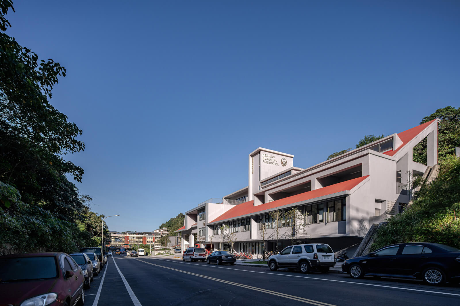 張全智與林彥穎建築團隊整合城市因氣候、地形而發展出的建築型態後，決定以「山屋」為設計主軸，這種斜屋頂樣式的獨棟住宅在基隆很常見，團隊期盼消防隊能與地勢結合，如同一片「新地層」附著於山地之上，而這片地層有許多開口與陽台，空氣、陽光與人們的活動氣息能在孔隙中穿梭