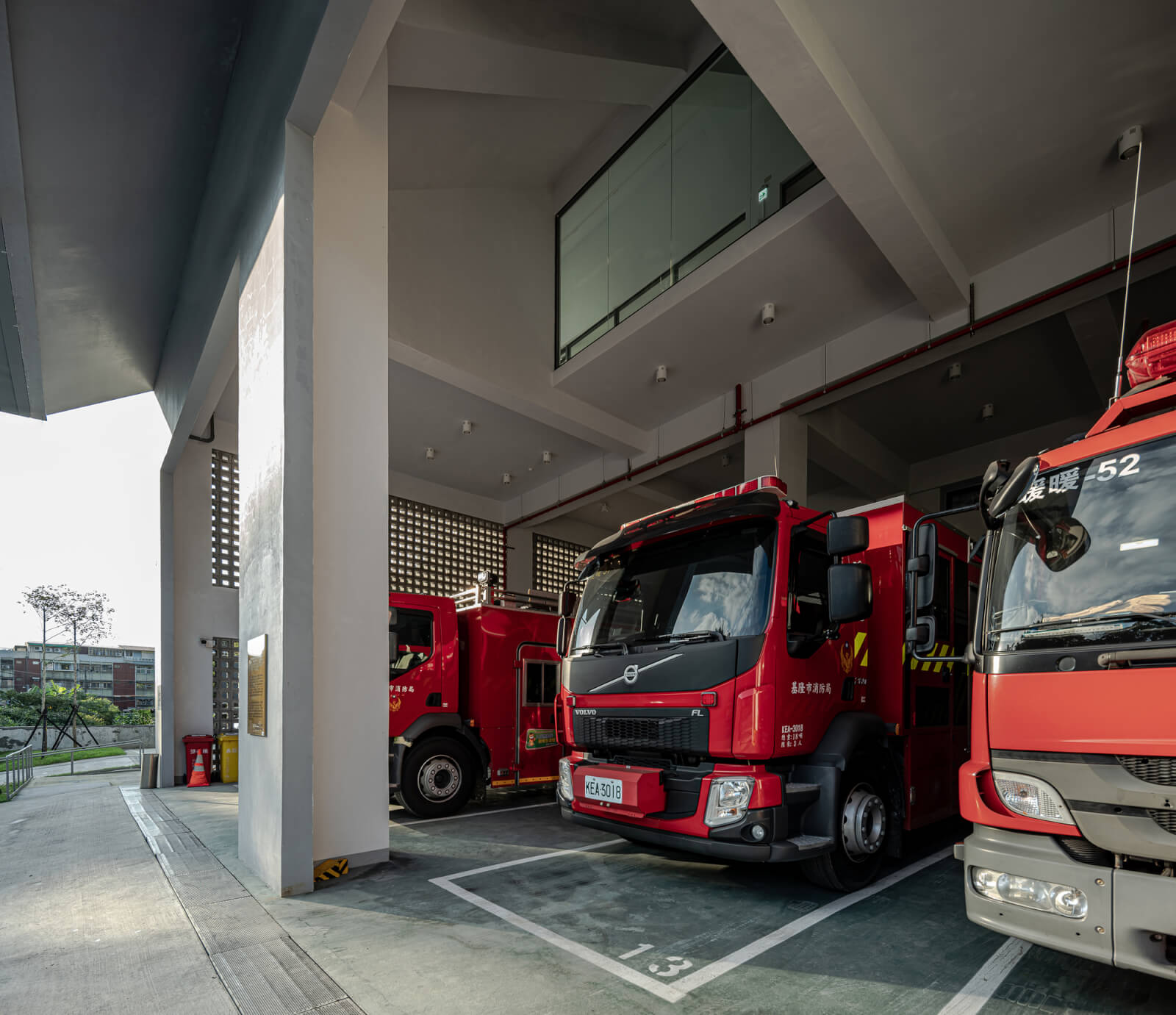 十彥建築師事務所林彥穎建築師也希望建築在視覺上是「穿透」的，因此沿著路面設計許多開口，這麼做不僅象徵消防車輛須由此快速進出，順帶削弱量體在地景上巨大的視覺感受；低矮的屋簷設計，則呼應當地最常見的住宅尺度，回扣在地人的日常生活情境，讓路過的人覺得消防隊比從前更可親