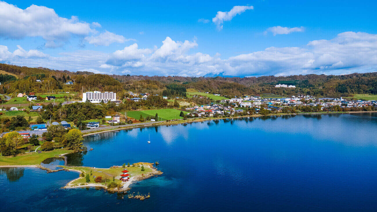 位於日本北海道的WE Hotel Toya，由隈研吾建築都市設計事務所將老人長照機構舊建築改造為飯店