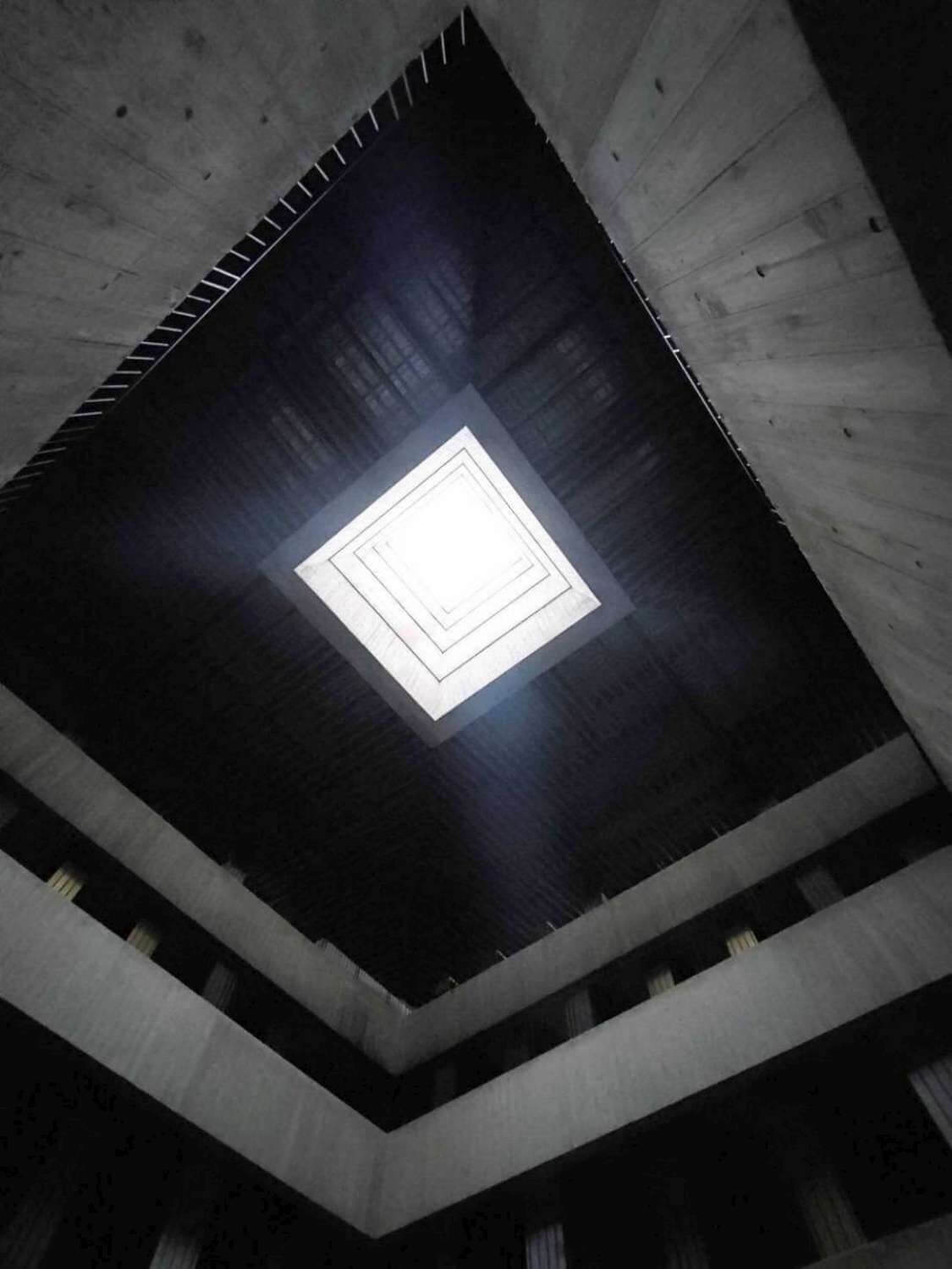 林友寒建築師以無樑柱的設計工法搭配天井，讓整體空間更為通透與開放，藉由無死角的空間安排，驅散人們的恐懼，打造開放、光線流動的空間