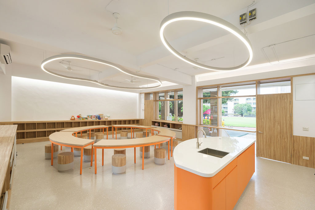 究境建築改造後的臺中市忠孝國民小學食農教育教室，設計團隊透過服務設計的流程針對整體空間進行設計規劃，並引進情境式的設計想像，橘色色調帶來清新溫暖的質感