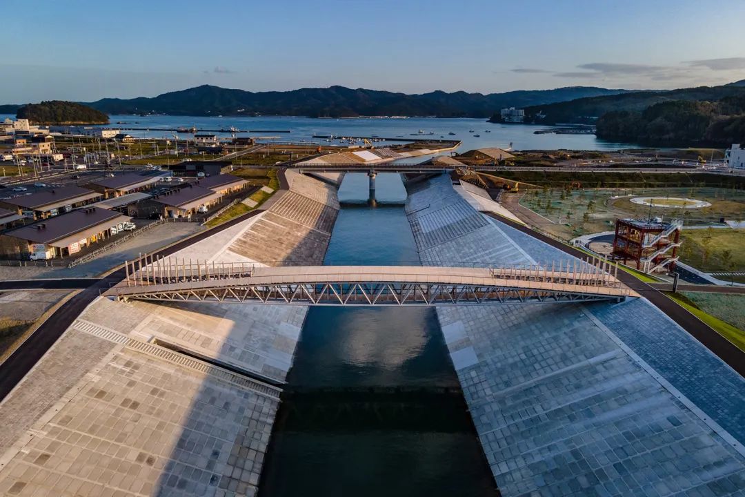 橋梁連接商業街和公園 南三陸中橋人行步橋Pedestrian Bridge/Kengo Kuma隈研吾建築都市設計事務所