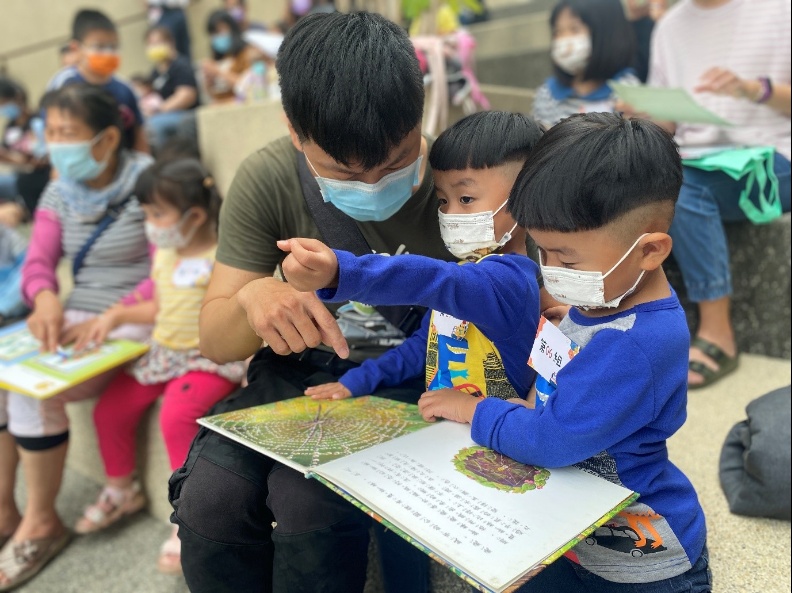 圖/「閱讀起步走」親子共讀走入好宅,提供新手爸媽更多相關育兒資訊。