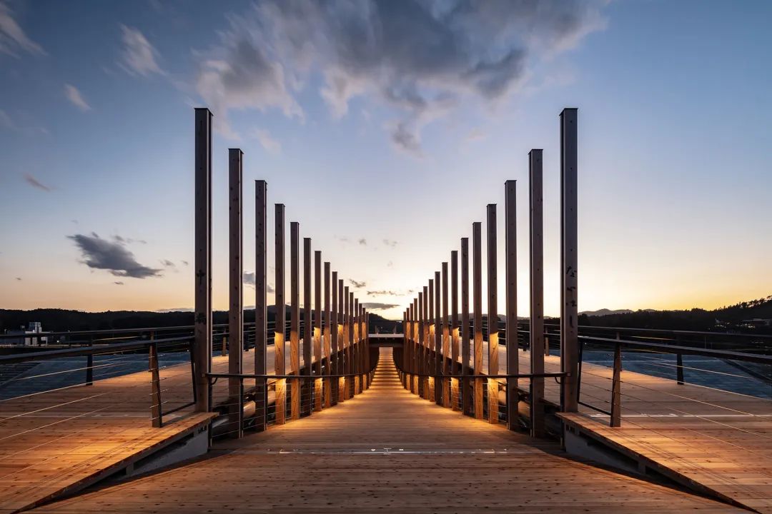 夜晚時,橋面發出溫暖的光線 南三陸中橋人行步橋Pedestrian Bridge/Kengo Kuma隈研吾建築都市設計事務所
