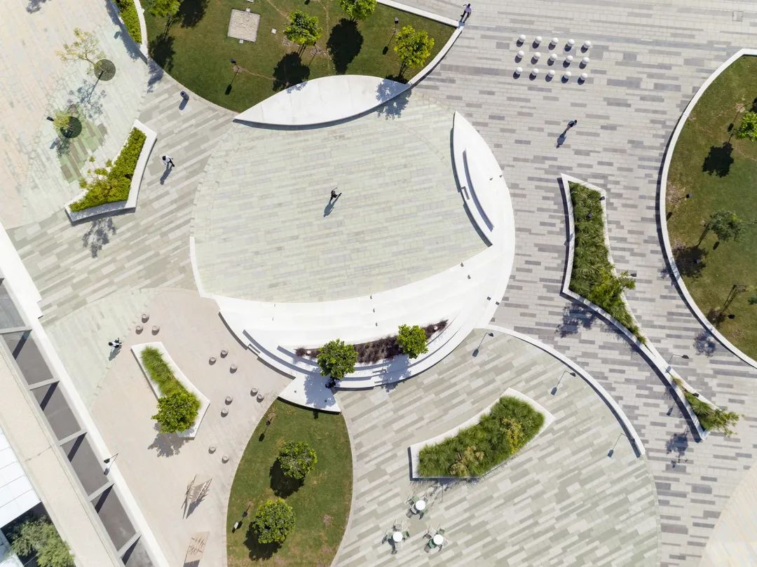 藝術公園廣場鋪面設計使用漣漪般的圓形幾何元素 杜拜藝術公園Dubai Jaddaf Waterfront Park/waiwai
