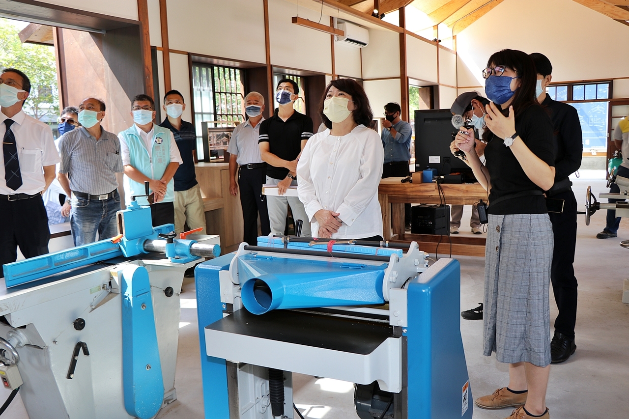 嘉義實驗木場 木工廠有超過30種的大、小木工機具,包含直立帶鋸機、刨木機、空壓機、圓鋸機、雷射雕刻機等,還有1台5噸萬能試驗機,為專業實驗設備,用於各種金屬、非金屬及複合材料的拉伸、壓縮、彎曲、剪切等力學性能指標測試
