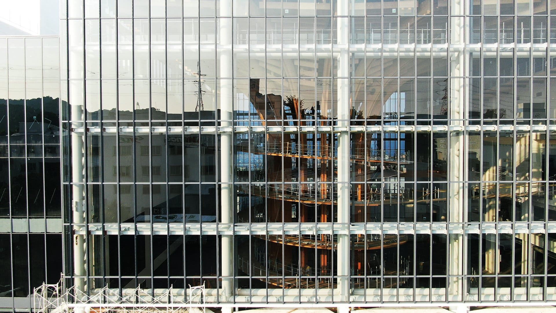 「樹德半山夢工廠」以光盒子動態工廠概念設計而成，最外層結構引進以色列Danpal系統中空板包覆，打造全球最大PC聚合物綠建材外牆，半透明材質為空間引入大量光線