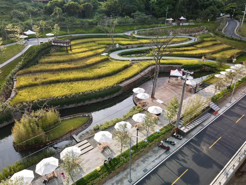 原大檜溪地區農村聚落，依傍山林，開墾水梯田，一池水、一畝田，養活了世世代代，然而隨著產業結構快速變遷，水梯田逐漸荒廢沒落，市府藉由梯田生態復育，將舊有「稻埕」空間及時光，轉換鑲崁於坡地，找回人與大自然的關係；另以象徵先人勤勉及勇氣的「松鼠」造型，作為全齡式森林遊戲場設計主軸，邀請大朋友及小朋友共同挑戰，找回那屬於你最單純卻又勇敢的童心。