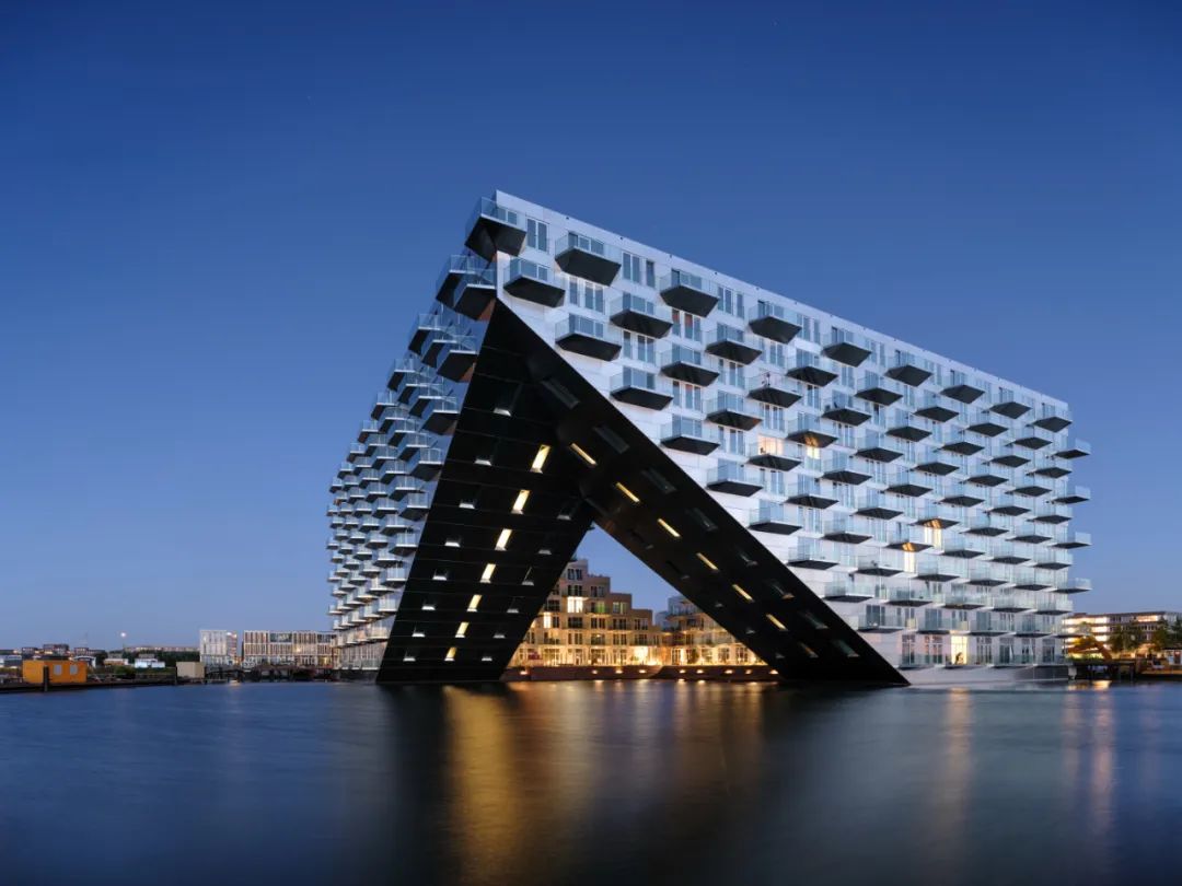 由丹麥BIG建築事務所攜手荷蘭Barcode Architects，共同打造的阿姆斯特丹Sluishuis水上集合住宅，於2022年正式完工，獨特的建築外觀，儼然成為城市的新地標，同時創造出水上生活的新可能